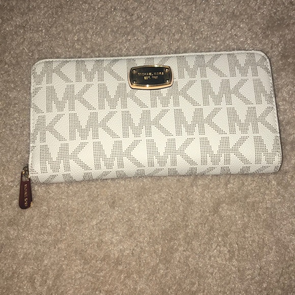 Michael Kors Handbags - Michael Kors Jet Set wallet